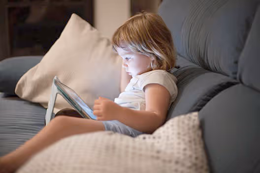 Child watching Gemiini